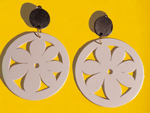 Load image into Gallery viewer, Large pop art 60s daisy earrings
