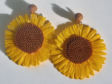 Load image into Gallery viewer, Natural raffia handmade sunflower clip on earrings
