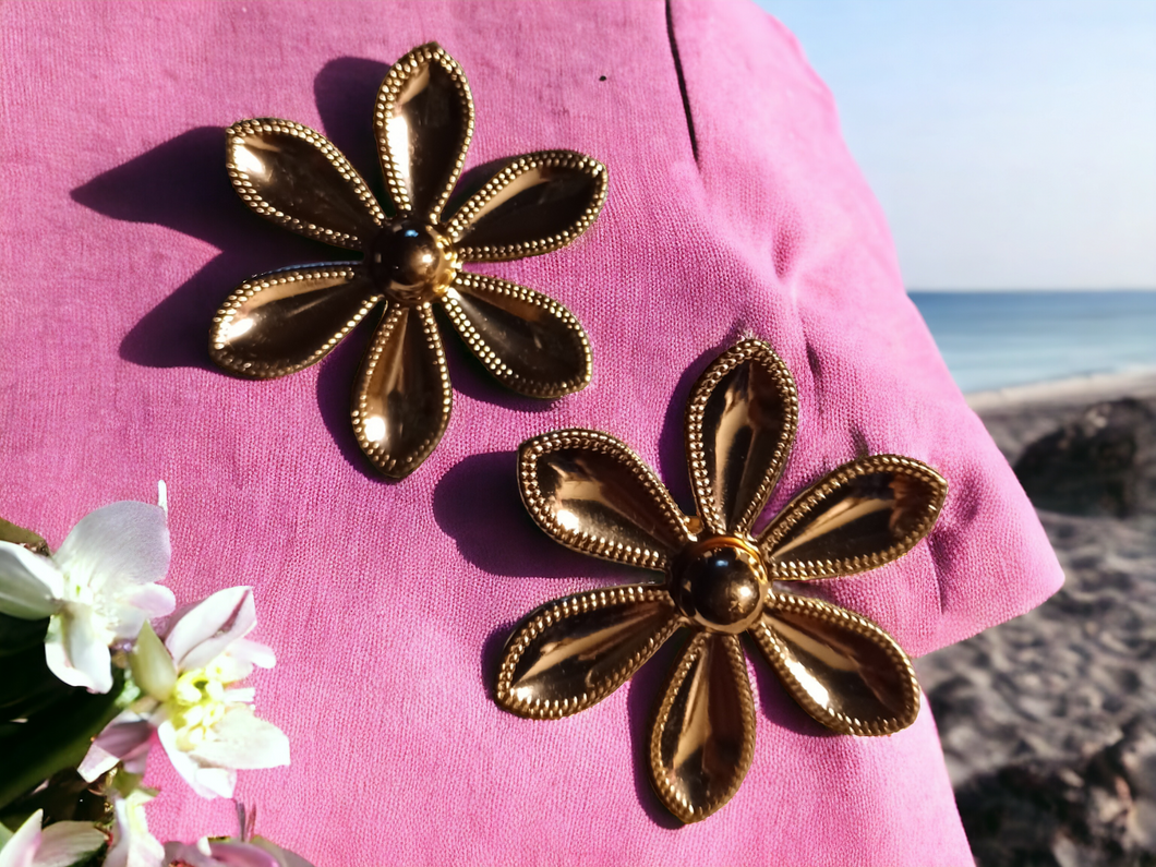 Gold daisy stud earrings