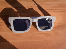 Load image into Gallery viewer, Unisex modern wayfarer sunglasses new
