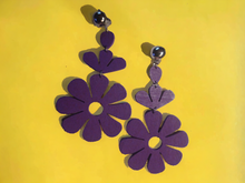 Load image into Gallery viewer, Clip on Large pop art 60s daisy earrings
