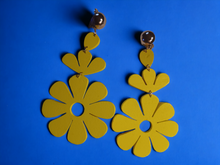 Load image into Gallery viewer, Clip on Large pop art 60s daisy earrings
