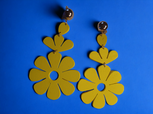 Clip on Large pop art 60s daisy earrings