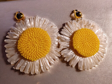 Load image into Gallery viewer, Natural raffia handmade sunflower clip on earrings
