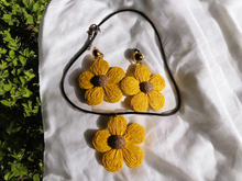 Load image into Gallery viewer, Boho raffia daisy clip on earrings and necklace set
