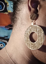 Load image into Gallery viewer, Raffia hoop clip on earrings Kargo Fresh
