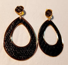 Load image into Gallery viewer, Raffia hoop clip on earrings Kargo Fresh
