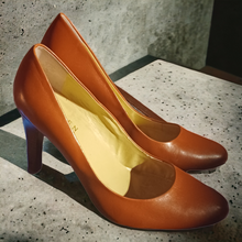 Load image into Gallery viewer, Ralph Lauren Zamora Leather TAN Women&#39;s Heels Pumps Shoe Size 8.5 B Kargo Fresh
