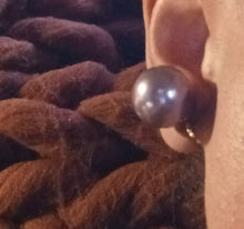 Load image into Gallery viewer, Rare color Faux Pearl Clip on Earrings dark lilac Kargo Fresh
