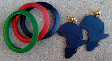 Load image into Gallery viewer, Red black ans green bangles with Africa Clip om earrings Kargo Fresh
