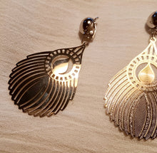 Load image into Gallery viewer, Silver Abstract Feather design Clip On Earrings Kargo Fresh
