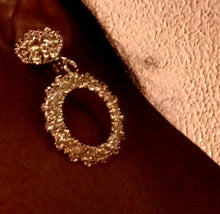 Load image into Gallery viewer, Small Abstract Hammered Minimalist Clip on Earrings Kargo Fresh
