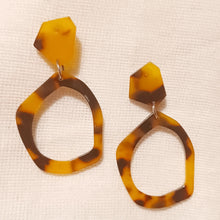 Load image into Gallery viewer, Small Clip on Tortoise Lucite Earrings Kargo Fresh
