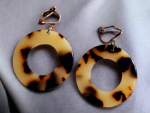 Load image into Gallery viewer, Small Clip on Tortoise Lucite Earrings Kargo Fresh
