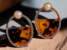 Load image into Gallery viewer, Tortoise resin and faux pearl stud earrings Kargo Fresh
