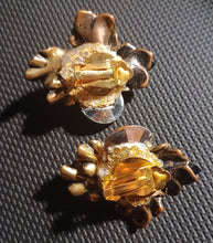 Load image into Gallery viewer, Vintage 1970s brutalist flower cluster clip on earrings Kargo Fresh
