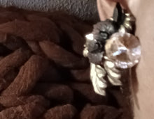 Load image into Gallery viewer, Vintage 1970s brutalist flower cluster clip on earrings Kargo Fresh
