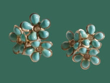 Load image into Gallery viewer, Vintage Daisy flower clip on earrings 1960s Kargo Fresh
