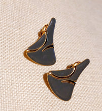 Load image into Gallery viewer, Vintage Enameled  Cluster Clip on Earrings Kargo Fresh
