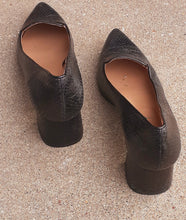 Load image into Gallery viewer, Vintage FS/NY Black Snakeskin Leather Block Heels Size 8.5 Kargo Fresh
