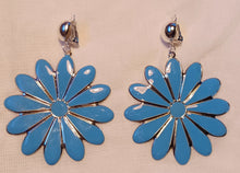 Load image into Gallery viewer, Vintage Metal Daisy Flower Clip on Earrings Kargo Fresh
