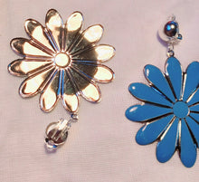 Load image into Gallery viewer, Vintage Metal Daisy Flower Clip on Earrings Kargo Fresh
