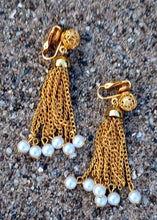 Load image into Gallery viewer, Vintage Pearl and chain dangle clip on earrings 1960s Kargo Fresh
