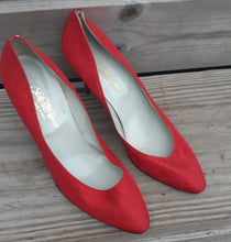 Load image into Gallery viewer, Vintage Sesto Meucci Red Taffeta Heels 9 B Kargo Fresh
