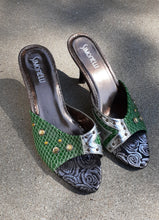 Load image into Gallery viewer, Vintage Simonelli Kitten Heels Size 9 Kargo Fresh
