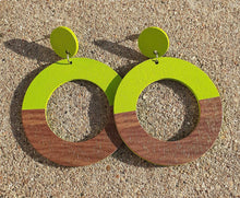 Load image into Gallery viewer, Minimalist 2 tone wooden hoop Earrings clip on
