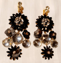 Load image into Gallery viewer, Vintage Chunky Flower Cluster Clip On Earrings
