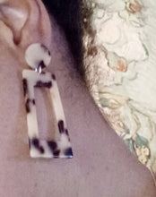 Load image into Gallery viewer, Vintage Style Minimalist Lucite Dangle Earrings
