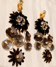 Load image into Gallery viewer, Vintage Chunky Flower Cluster Clip On Earrings
