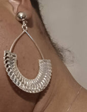 Load image into Gallery viewer, Large Metal Chain hoop Design Clip On Dangle Earrings Gold
