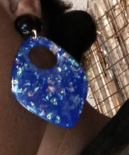 Load image into Gallery viewer, Vintage Style Chunky Confetti Lucite Dangle Clip On Earrings
