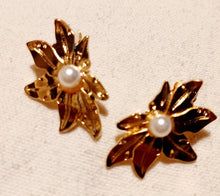 Load image into Gallery viewer, Abstract Flower Stud Clip On Earrings gold
