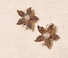 Load image into Gallery viewer, Small Rhinestone Flower Stud Clip On Earrings gold
