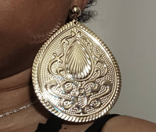 Load image into Gallery viewer, Extra large Hammered Metal  Hoop Disc Clip On Earrings Silver
