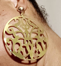 Load image into Gallery viewer, Extra large Hammered Metal  Hoop Disc Clip On Earrings gold
