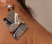 Load image into Gallery viewer, Abstract crinkle Metal Clip On Earrings gold
