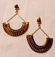 Load image into Gallery viewer, Large Metal Chain hoop Design Clip On Dangle Earrings Gold
