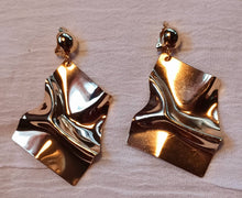 Load image into Gallery viewer, Abstract crinkle Metal Clip On Earrings gold
