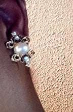 Load image into Gallery viewer, Vintage style Rhinestone and Pearl Stud Clip On Earrings
