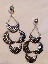 Load image into Gallery viewer, Hammered Metal Dangle Clip On Earrings silver
