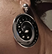 Load image into Gallery viewer, Abstract Metal Design Clip On Earrings silver
