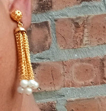 Load image into Gallery viewer, Vintage 1960s Pearl Chain Clip On Earrings, Dangle Style
