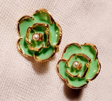 Load image into Gallery viewer, Abstract vintage style Flower Stud Clip On Earrings gold

