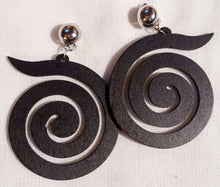 Load image into Gallery viewer, Wooden Spiral Clip On Earrings black
