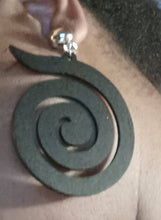 Load image into Gallery viewer, Wooden Spiral Clip On Earrings black
