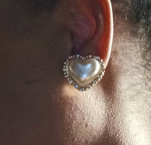 Load image into Gallery viewer, Faux pearl Heart Stud Clip On Earrings gold
